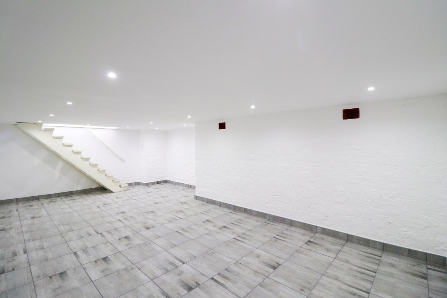 8 Bedroom Property for Sale in Reebok Western Cape